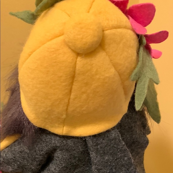 Scandinavian Gardener Gnome with Pink Daisies - Picture 8 of 12